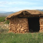 Caseta de adobe y techo vegetal en Cervera de la Cañada